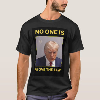 トランプ誰も法の上に存在しない – トランプMugshot Shir Tシャツ