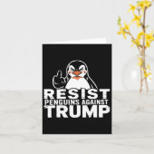 トランプ関税の中指に対してペンギンに抵抗する カード (黄色い花)
