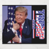 トランプ2020フラグをハグするトランプ ビールラベル (シングルラベル)