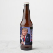 トランプ2020フラグをハグするトランプ ビールラベル (正面)
