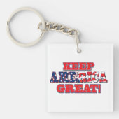 トランプ2020 – トランプ米国国旗を抱く キーホルダー (正面)