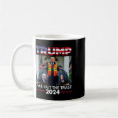トランプ2024ごみトランプガービおもしろいージを取り出す コーヒーマグカップ (左)