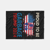 トランプ2024ごみ誇りを持った投票トランプへの選挙 フリースブランケット (正面(横))