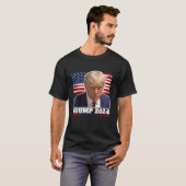 トランプ2024とアメリカ国旗のTシャツはトランプのマグショットを言う Tシャツ (正面フル)