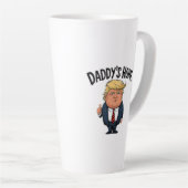 トランプ2024アメリカを連れ戻すパパの家 カフェラテマグ (右アングル)