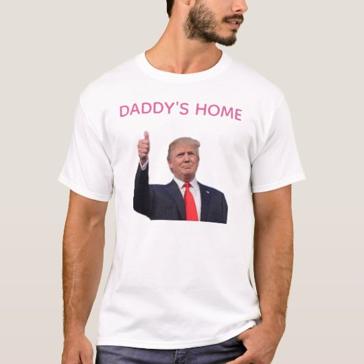 トランプ2024アメリカを連れ戻すパパの家 Tシャツ (正面)