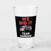 トランプ2024トラックのゴミ私たちはチームのゴミを行った タンブラーグラス (正面)