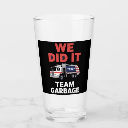 トランプ2024トラックのゴミ私たちはチームのゴミを行った タンブラーグラス (正面)