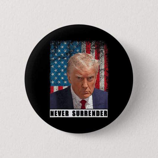 トランプ2024マグショット大統領は決して降伏しない旗 缶バッジ (正面)