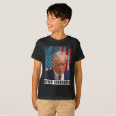 トランプ2024マグショット大統領は決して降伏しない旗 Tシャツ (正面フル)