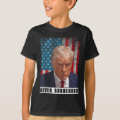 トランプ2024マグショット大統領は決して降伏しない旗 Tシャツ (正面)