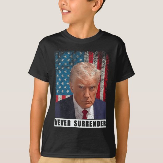 トランプ2024マグショット大統領は決して降伏しない旗 Tシャツ (正面)
