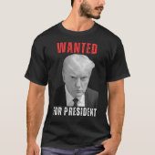 トランプ2024大統領府旗に指名手配 Tシャツ (正面)