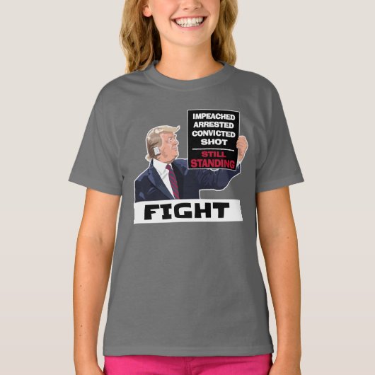 トランプ2024戦大統領の争の選挙はまだ立っている Tシャツ (正面)