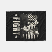 トランプ2024戦闘戦うドナルド・トランプ拳プム フリースブランケット (正面(横))