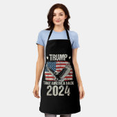 トランプ2024旗アメリカを連れ戻す男性女性トランプ エプロン (着用した状態)