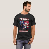 トランプ2024最初のポンプはAmeのために戦いを降伏しない Tシャツ (正面フル)