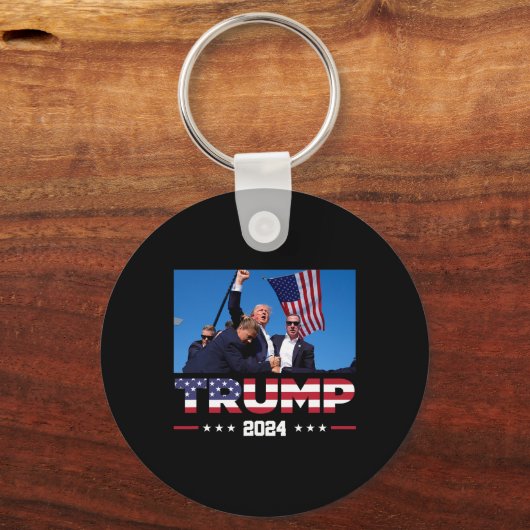 トランプ2024生き延びは選挙集会で撃たれた キーホルダー (正面)