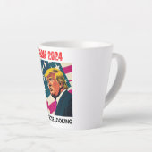 トランプ2024私は見た方が良い カフェラテマグ (右アングル)