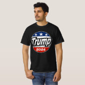 トランプ2024米大統領フラグボタン Tシャツ (正面フル)