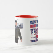 トランプ2024縁どを閉じる マグカップ (中央)