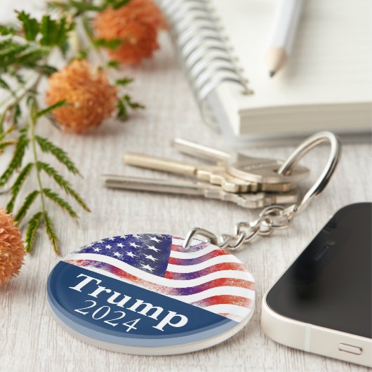 トランプ2024退色したアメリカ国旗のキャンペーン キーホルダー (正面右)