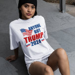 トランプ2024選おもしろい挙以外の誰でも Tシャツ<br><div class="desc">2024年の選挙でトランプ以外の誰かに投票して愛国心を維持する。共和党と民主党はドナルド・トランプに対抗して団結し、アメリカを安全にするためにジョー・バイデン氏に投票す保る必要がある。トランプのメッセージを持つ政治的Tシャツのアメリカのアンチ国旗。</div>