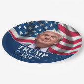 トランプ2024 – アメリカ国旗の写真 ペーパープレート (アングル)