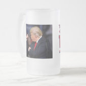 トランプ2024 – アメリカ素晴らしのカムバック フロストグラスビールジョッキ (正面左)