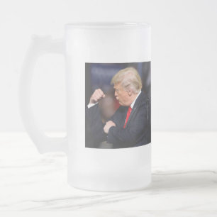 トランプ2024 – アメリカ素晴らしのカムバック フロストグラスビールジョッキ