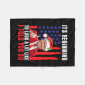 トランプ45 47私のように見え始めている フリースブランケット (正面(横))