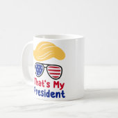 トランプ47 – それは私の大統領である コーヒーマグカップ (正面左)