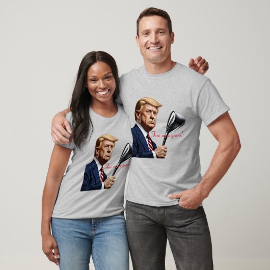 トランプ：もっと偉大な年を！ Tシャツ (ユニセックス)