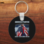トランプ・アメリカ祈神が答えた キーホルダー (正面)