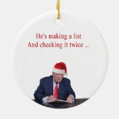 トランプ・クリスマス：彼はリストを作っている セラミックオーナメント (裏面)