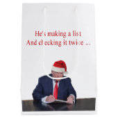 トランプ・クリスマス:彼はリストを作っている ミディアムペーパーバッグ (裏面)