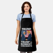 トランプ・ケネディ・チェックメイト2024投票トランプ・ケネディ エプロン (着用した状態)
