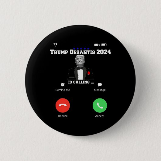 トランプ デサンティス 2024 共和党選挙は呼びかけ中 缶バッジ (正面)
