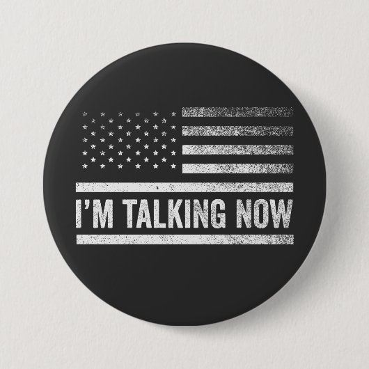 トランプ・ハリスの議論を大統領の話す 缶バッジ (正面)