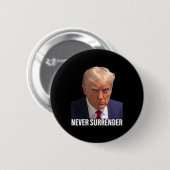 トランプ・マグショット決して男性の女性を降伏させない 缶バッジ (正面&裏面)