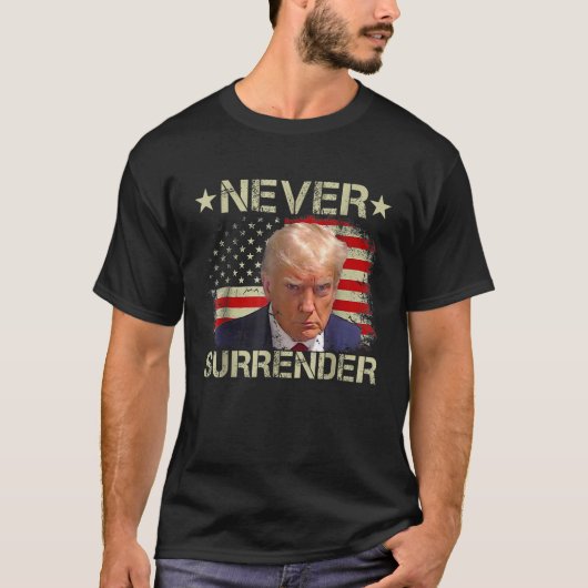 トランプ・マグ・ショット決してプロトランプ・アメリカ人を降伏させない Tシャツ (正面)