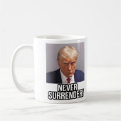 トランプ・ムグショット2024ドナルド・トランプは決して降伏しない コーヒーマグカップ (左)