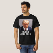 トランプ・ムグショット2024ドナルド・トランプは決して降伏しない Tシャツ (正面フル)