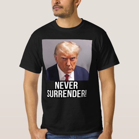 トランプ・ムグショット2024ドナルド・トランプは決して降伏しない Tシャツ (正面)