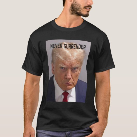 トランプ・ムグショット・ドナルド・トランプ・マグ・ショット・ネバーサレンダー Tシャツ (正面)
