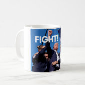 トランプ：彼を愛するか、彼を憎む、彼はいつも作っている… コーヒーマグカップ (正面左)