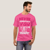 トランペットで女の子を決して過小評価しなおもしろいい Tシャツ (正面フル)