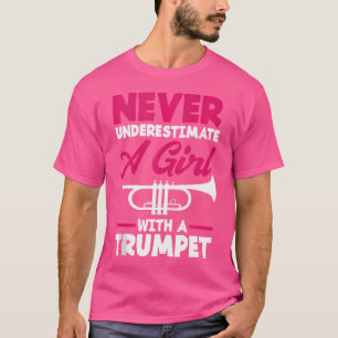 トランペットで女の子を決して過小評価しなおもしろいい Tシャツ