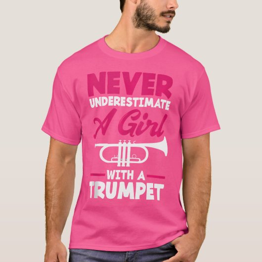 トランペットで女の子を決して過小評価しなおもしろいい Tシャツ (正面)