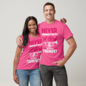 トランペットで女の子を決して過小評価しなおもしろいい Tシャツ (ユニセックス)
